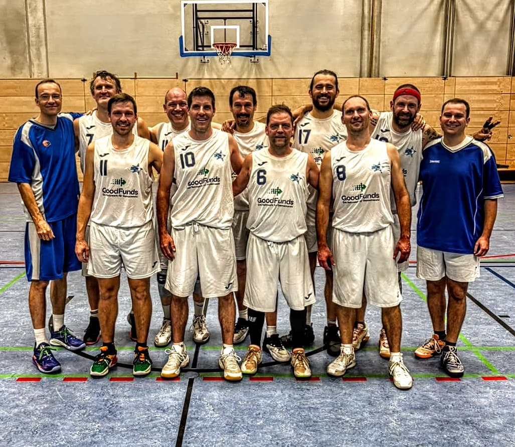 Die BCD Herren 6 in weißen GoodFunds-Trikots nach dem Heimsieg gegen die Dresden Titans 7 in der Sporthalle der 30. Oberschule