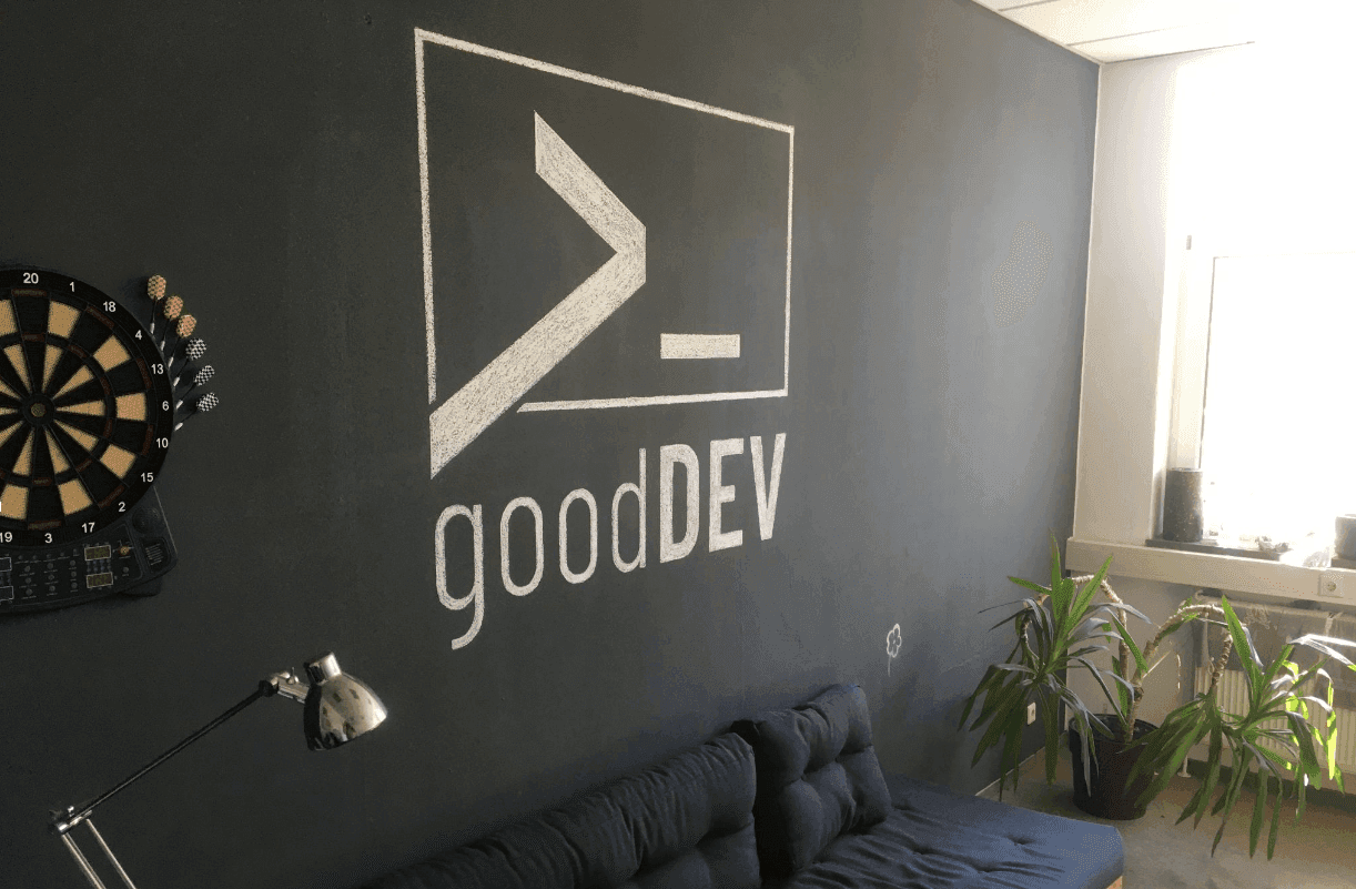 goodDEV Softwareentwicklung Logo an Wand im Büro