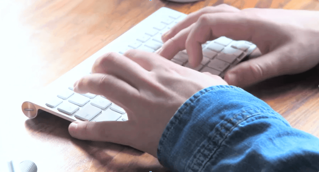Finger auf Tastatur