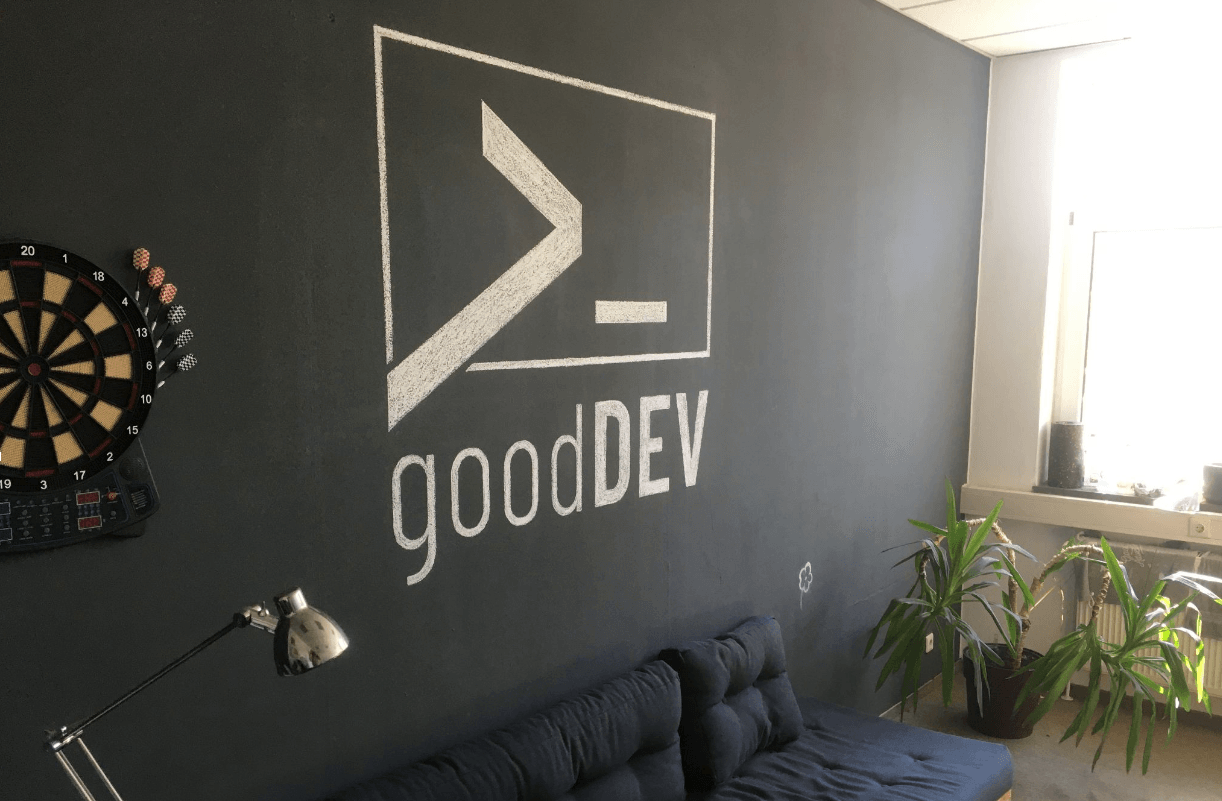 goodDEV Softwareentwicklung Logo an Wand im Büro