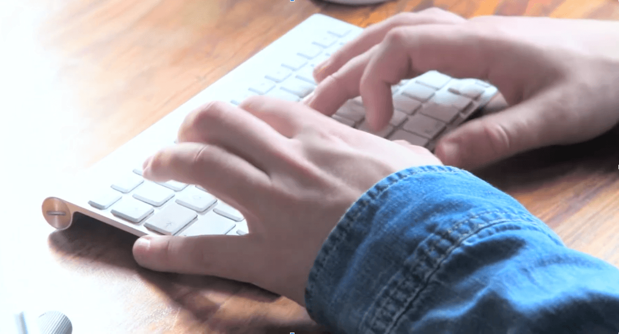 Finger auf Tastatur
