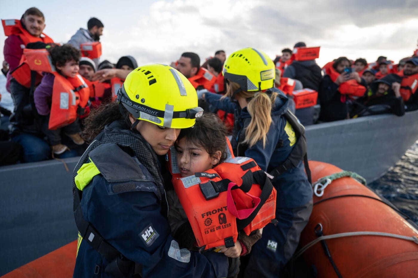Rettung eines seeuntüchtigen Holzboots im zentralen Mittelmeer durch SOS Humanity