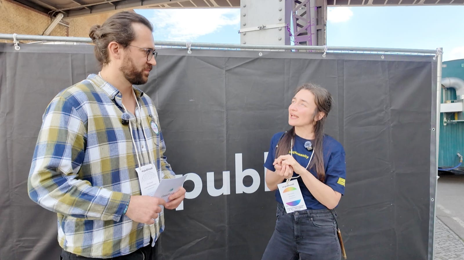 Nina, Geschäftsführerin von SOS Humanity, im Gespräch mit einem GoodFunds-Mitarbeiter am Messestand auf der re:publica